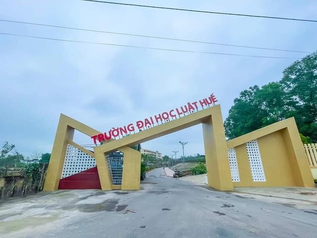 Những chiếc cổng trường "bá đạo" nhất Việt Nam: Từ parabol đến thiết kế xiêu vẹo, "gi gỉ gì gi" dáng gì cũng có- Ảnh 1.