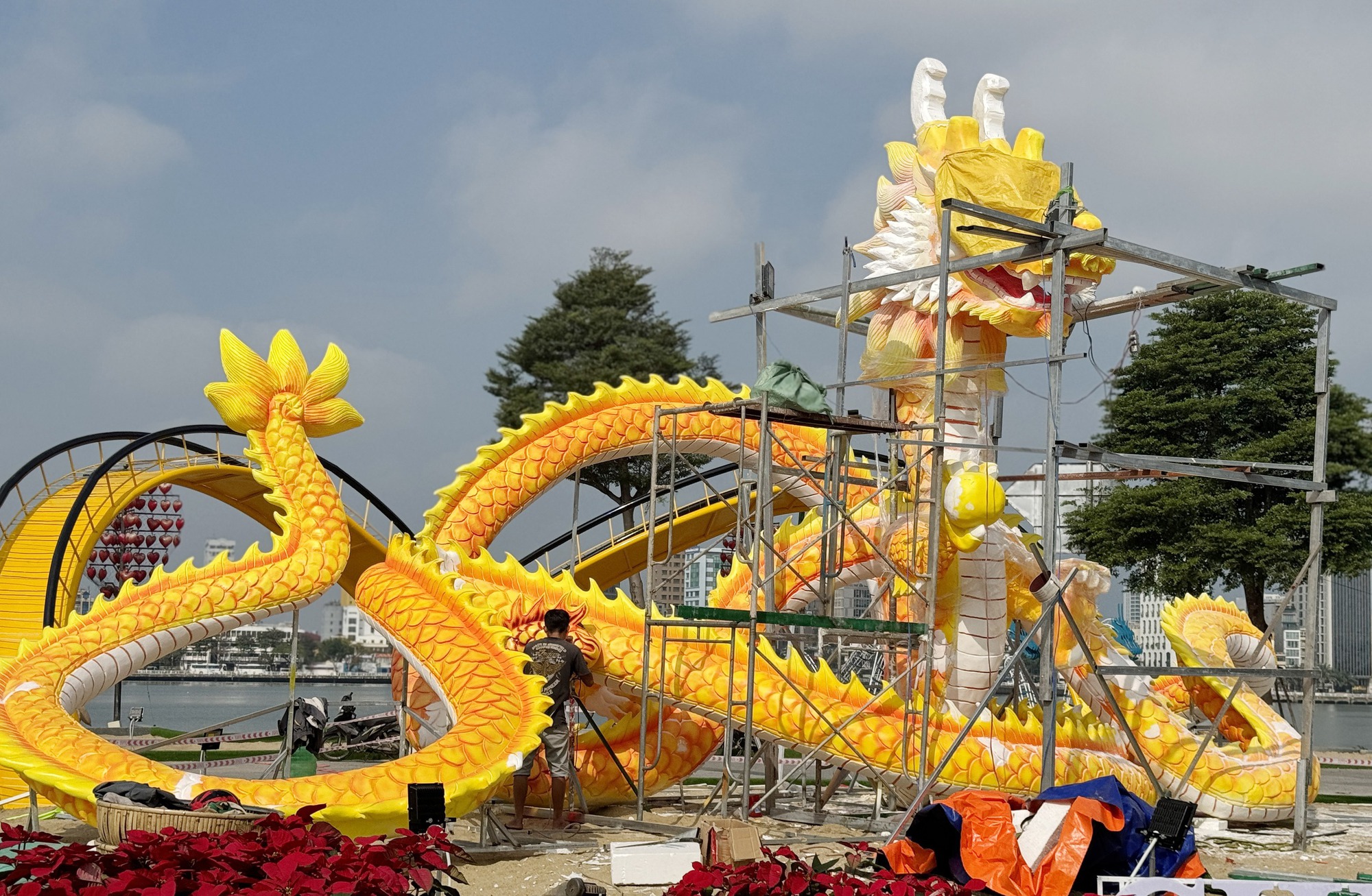 Lộ diện linh vật rồng dài 50 m, nặng gần 1 tấn ở Đà Nẵng- Ảnh 2.