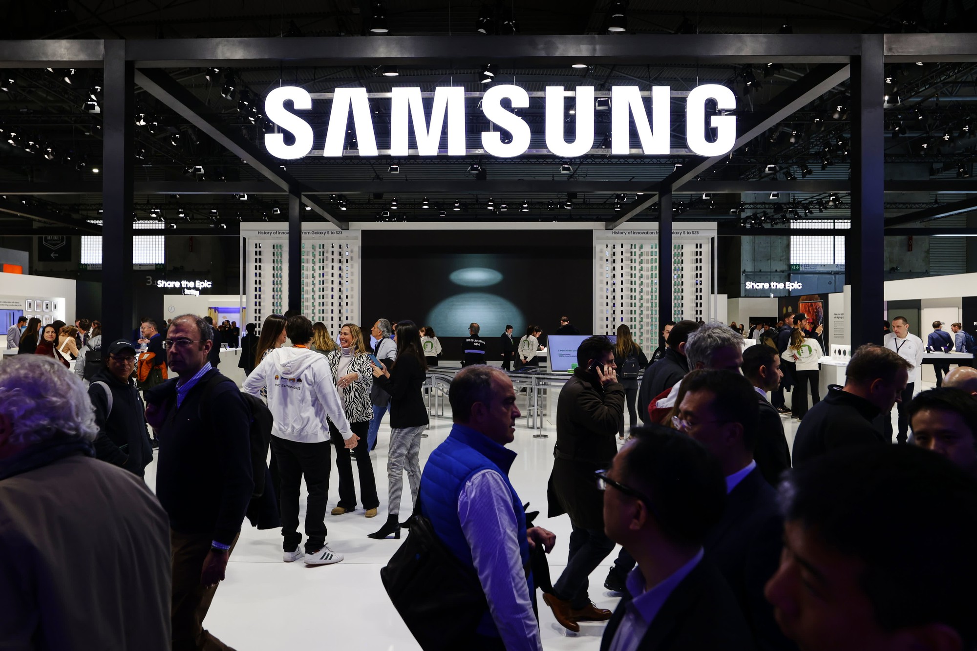 Samsung lạc quan về điện thoại AI sau khi mất ngôi vương về doanh số vào tay Apple- Ảnh 1.