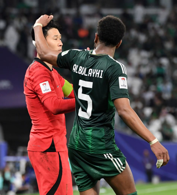 "Oppa" Son Heung-min có phản ứng nhận được mưa lời khen sau khị bị đối thủ giật tóc ngay tại Asian Cup 2023- Ảnh 1.