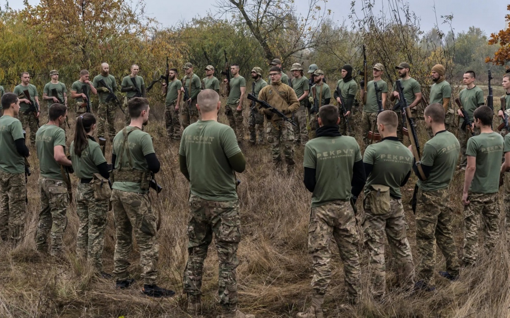 Ukraine chật vật tuyển quân để tung vào trận chiến khốc liệt với Nga- Ảnh 1.