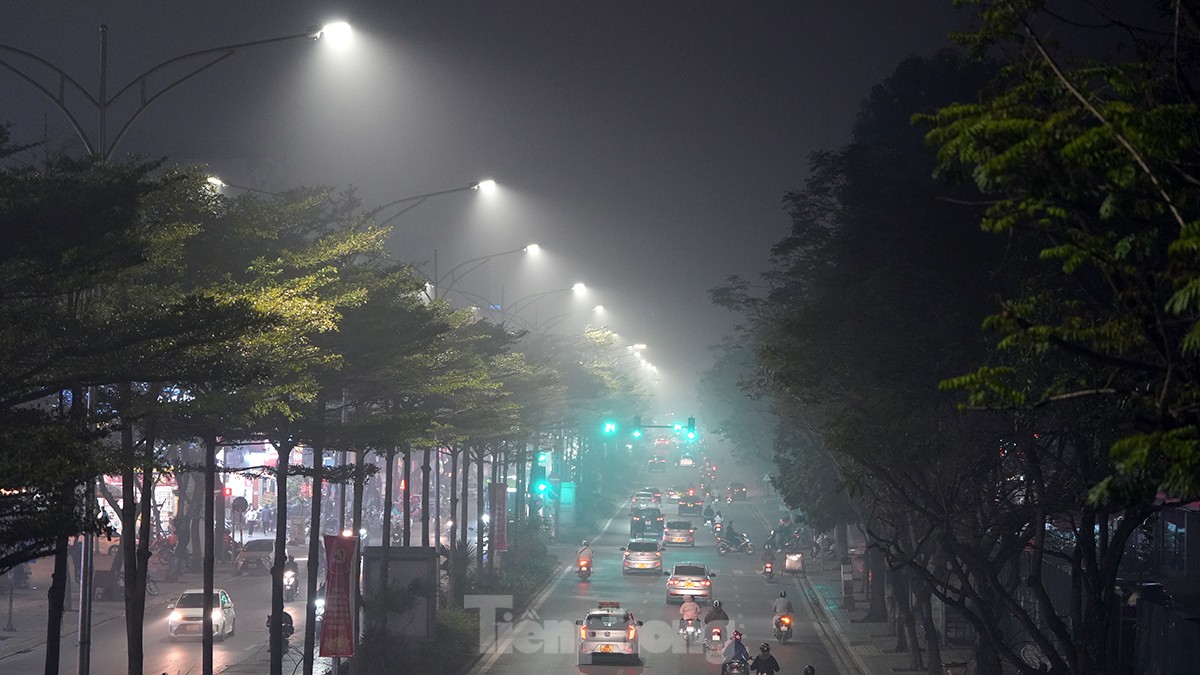 Không khí về đêm ở Hà Nội mù mịt trong lớp sương dày đặc, mờ ảo như Sapa- Ảnh 1.