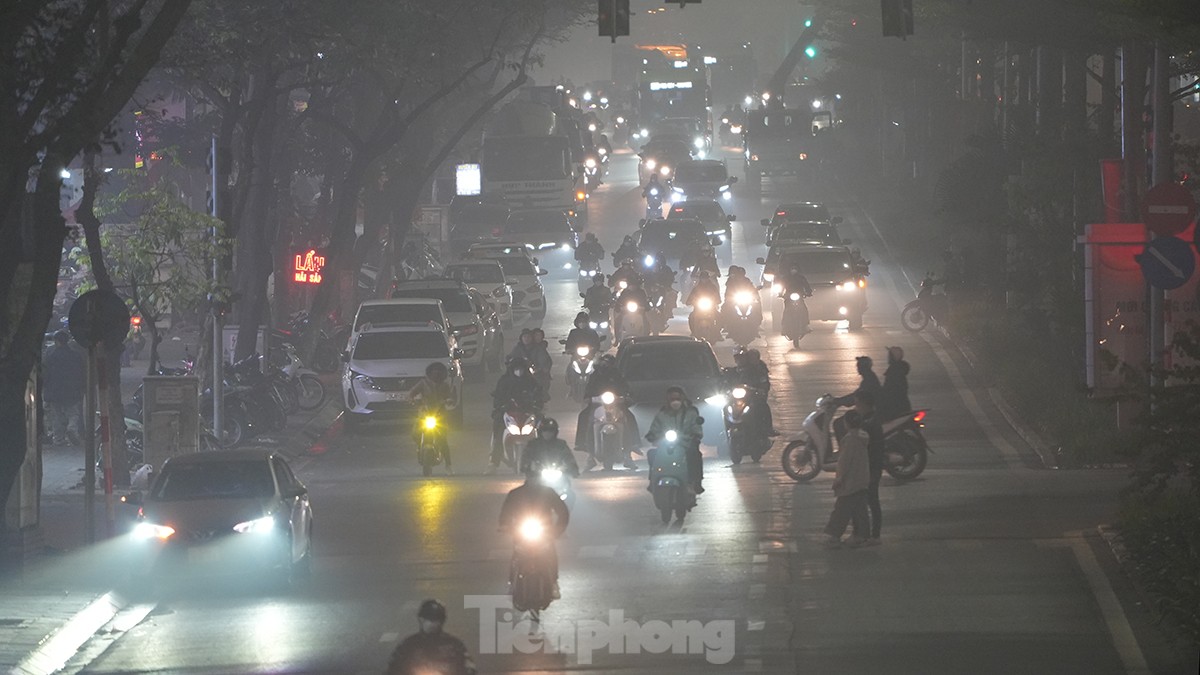 Không khí về đêm ở Hà Nội mù mịt trong lớp sương dày đặc, mờ ảo như Sapa- Ảnh 2.