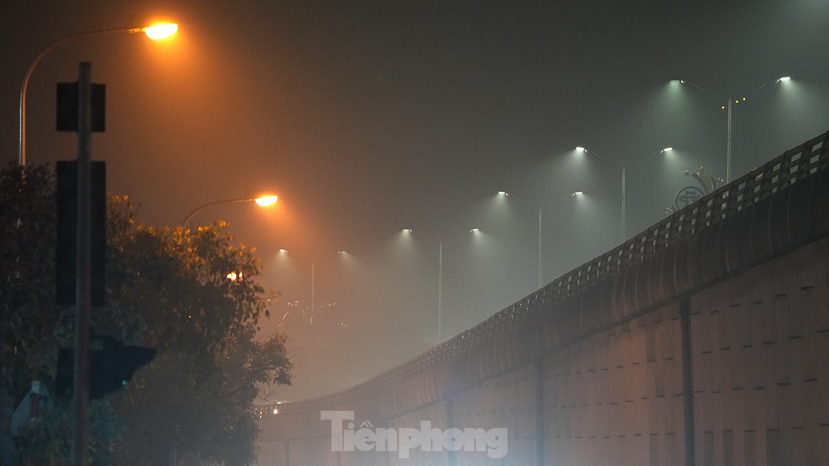 Không khí về đêm ở Hà Nội mù mịt trong lớp sương dày đặc, mờ ảo như Sapa- Ảnh 3.
