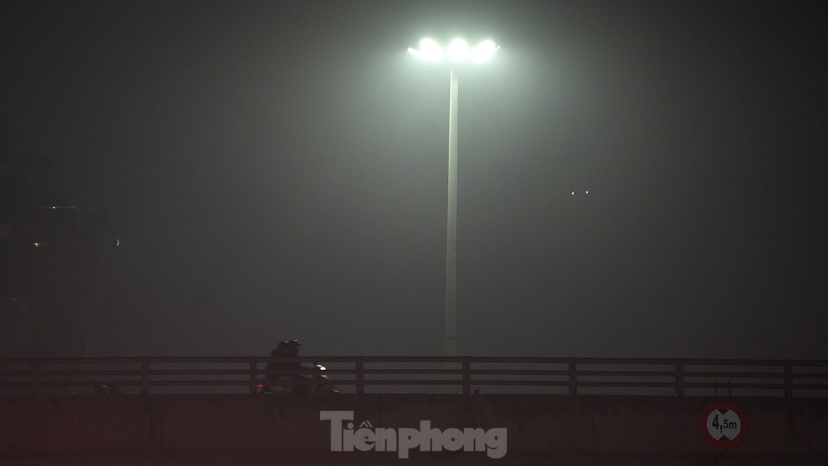 Không khí về đêm ở Hà Nội mù mịt trong lớp sương dày đặc, mờ ảo như Sapa- Ảnh 4.