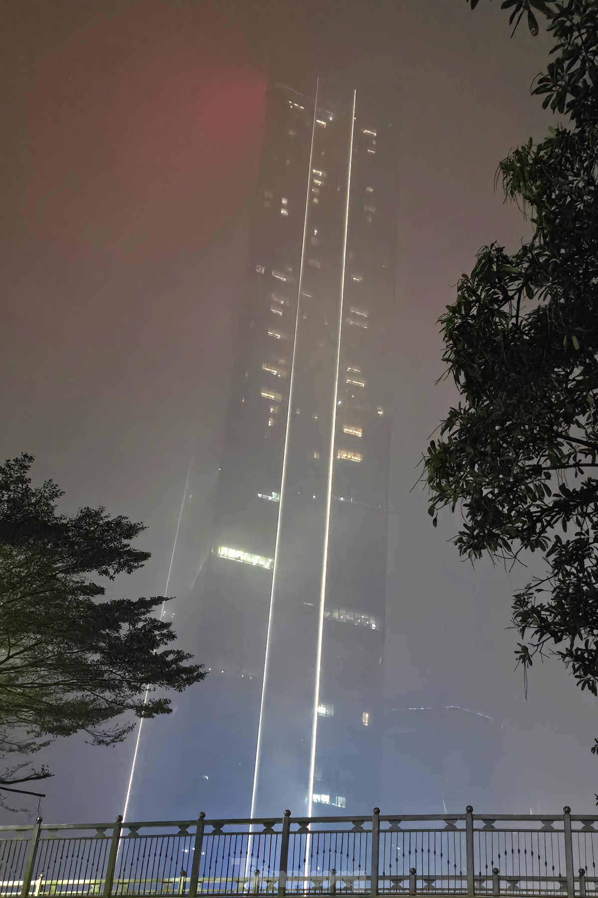 Không khí về đêm ở Hà Nội mù mịt trong lớp sương dày đặc, mờ ảo như Sapa- Ảnh 5.