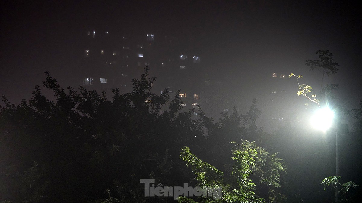 Không khí về đêm ở Hà Nội mù mịt trong lớp sương dày đặc, mờ ảo như Sapa- Ảnh 6.