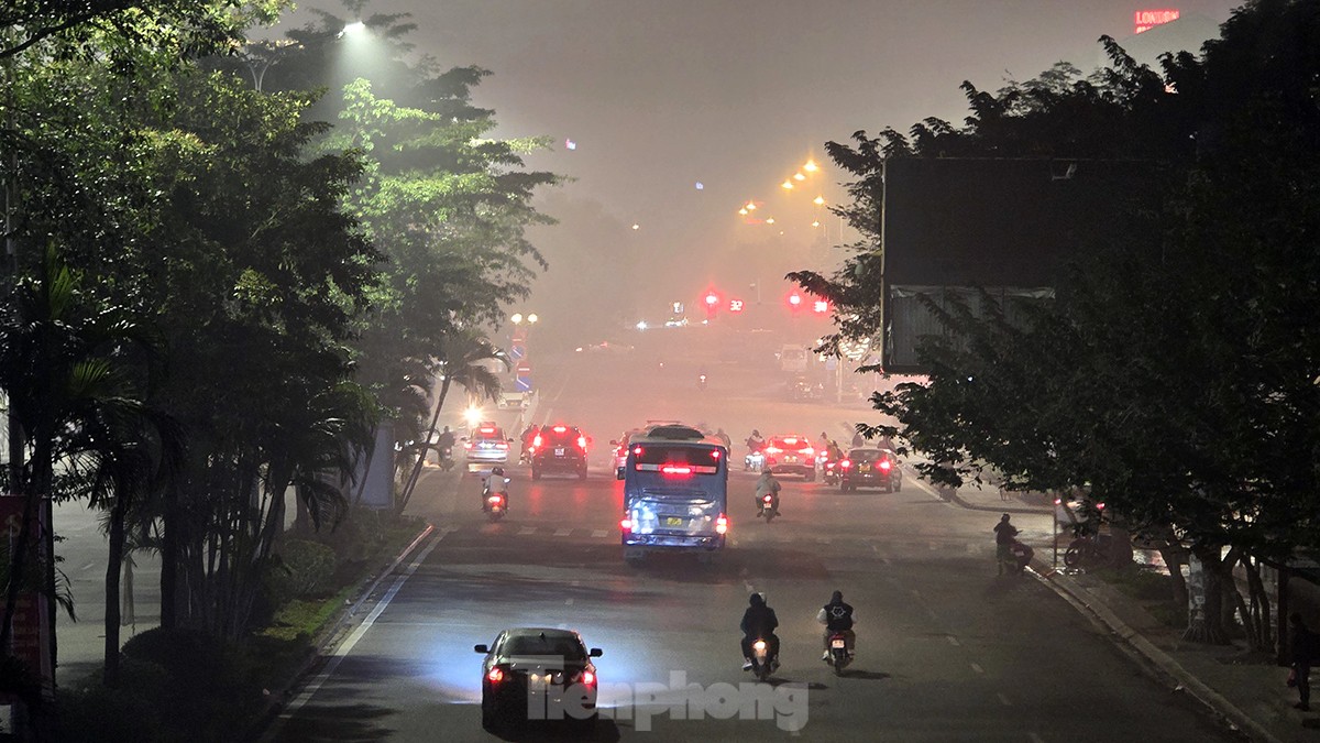 Không khí về đêm ở Hà Nội mù mịt trong lớp sương dày đặc, mờ ảo như Sapa- Ảnh 8.