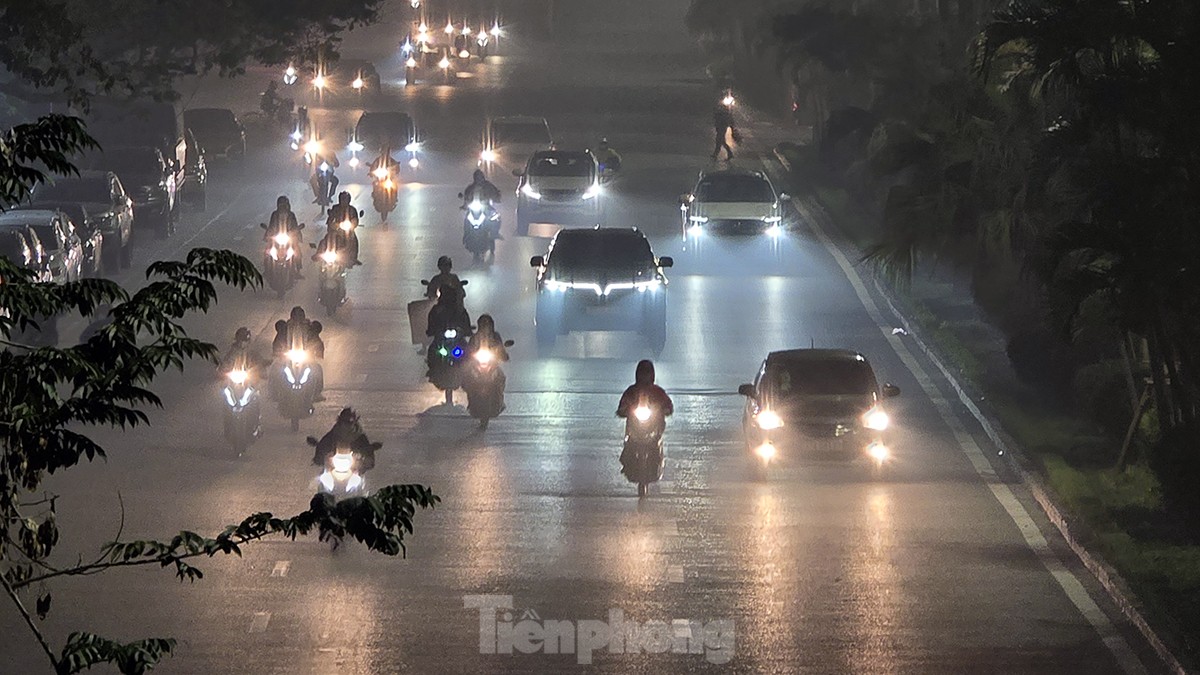 Không khí về đêm ở Hà Nội mù mịt trong lớp sương dày đặc, mờ ảo như Sapa- Ảnh 7.