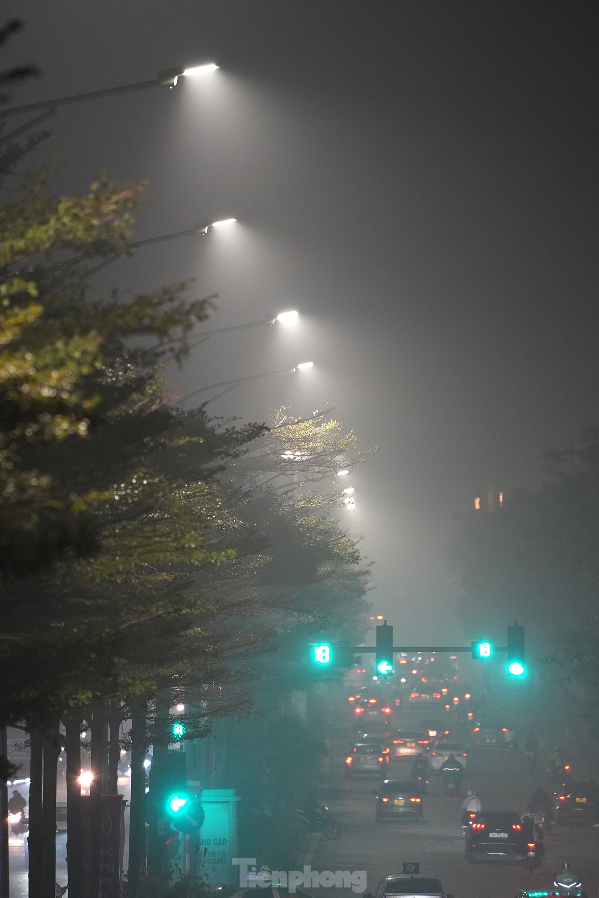 Không khí về đêm ở Hà Nội mù mịt trong lớp sương dày đặc, mờ ảo như Sapa- Ảnh 9.