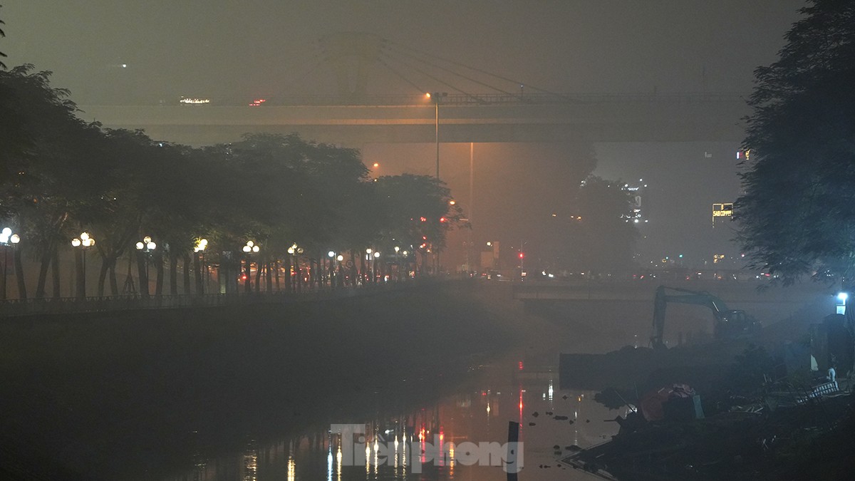 Không khí về đêm ở Hà Nội mù mịt trong lớp sương dày đặc, mờ ảo như Sapa- Ảnh 10.