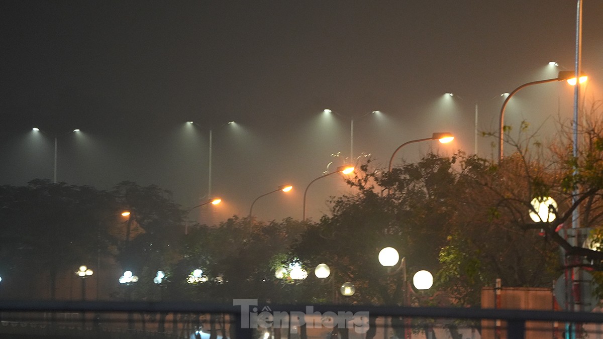 Không khí về đêm ở Hà Nội mù mịt trong lớp sương dày đặc, mờ ảo như Sapa- Ảnh 11.