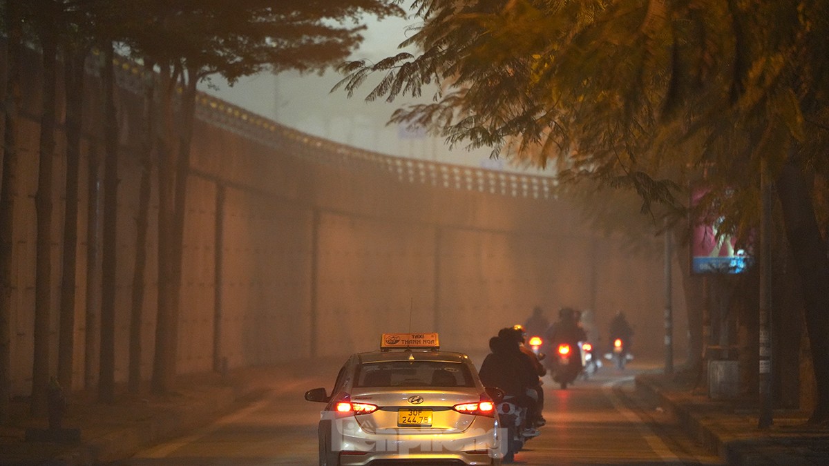 Không khí về đêm ở Hà Nội mù mịt trong lớp sương dày đặc, mờ ảo như Sapa- Ảnh 12.