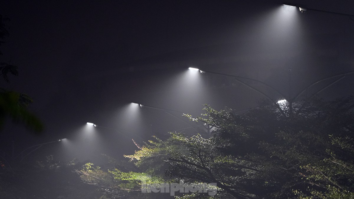 Không khí về đêm ở Hà Nội mù mịt trong lớp sương dày đặc, mờ ảo như Sapa- Ảnh 13.