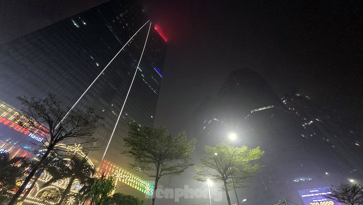 Không khí về đêm ở Hà Nội mù mịt trong lớp sương dày đặc, mờ ảo như Sapa- Ảnh 14.