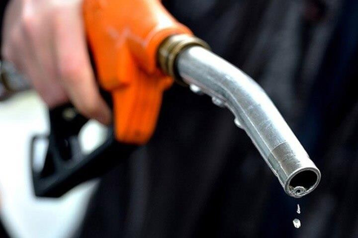 Giá xăng dầu tăng mạnh, RON95 vượt 24.000 đồng/lít- Ảnh 1.
