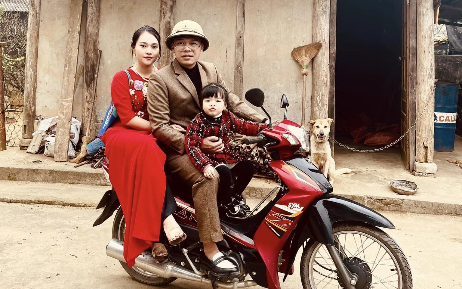 Cuộc sống bình dị của Trung Ruồi &quot;Táo quân&quot; và vợ diễn viên múa trong căn chung cư ấm cúng ở Hà Nội