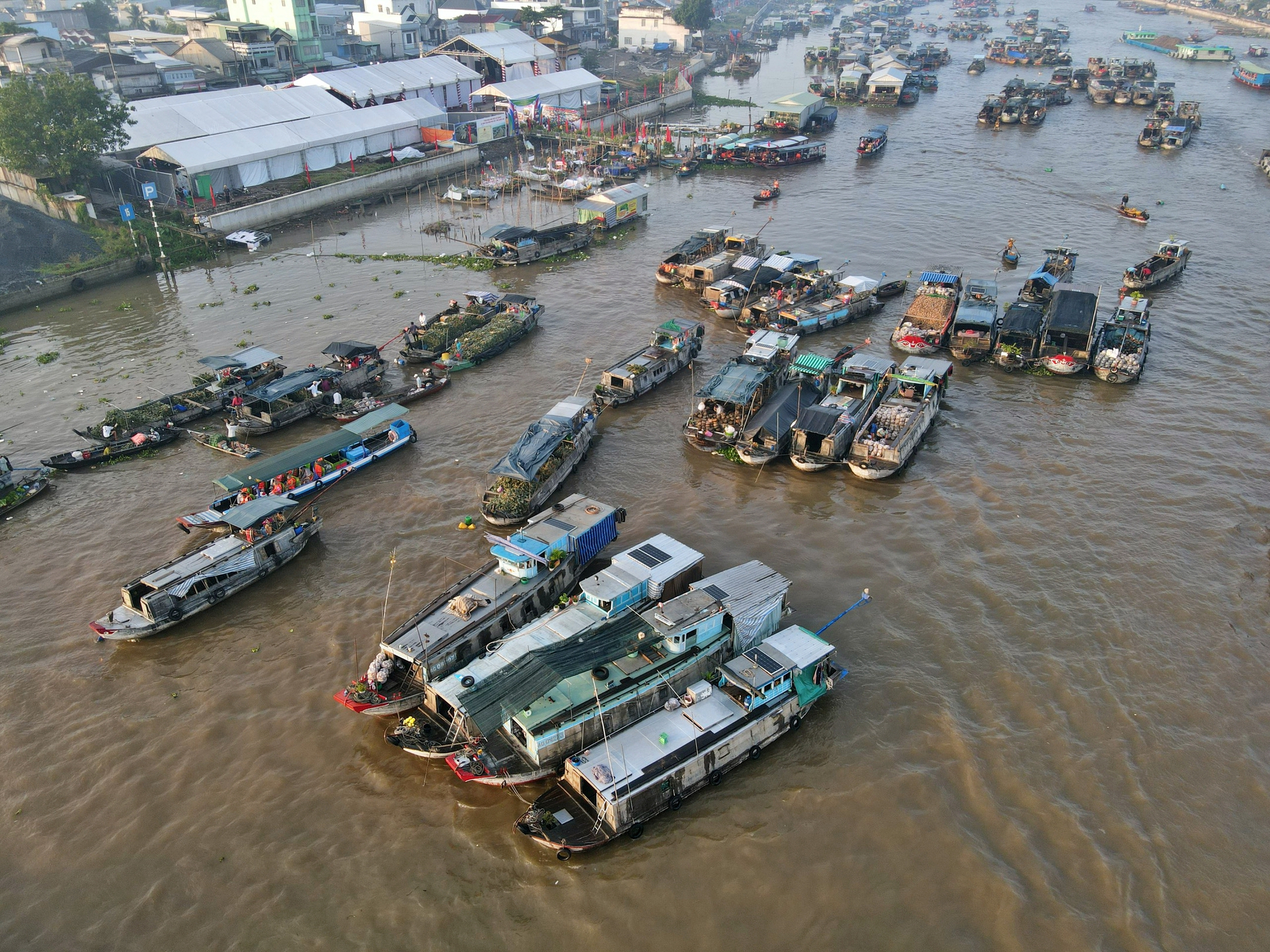 Khách Tây dậy sớm ăn bánh canh, uống cà phê trên chợ nổi, thích thú trải nghiệm không khí Tết miền Tây- Ảnh 4.