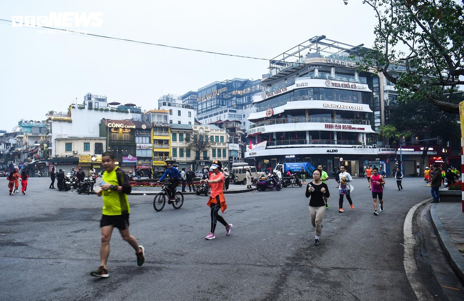 Hà Nội tĩnh lặng, yên bình trong sáng mùng 1 Tết Giáp Thìn 2024- Ảnh 12.