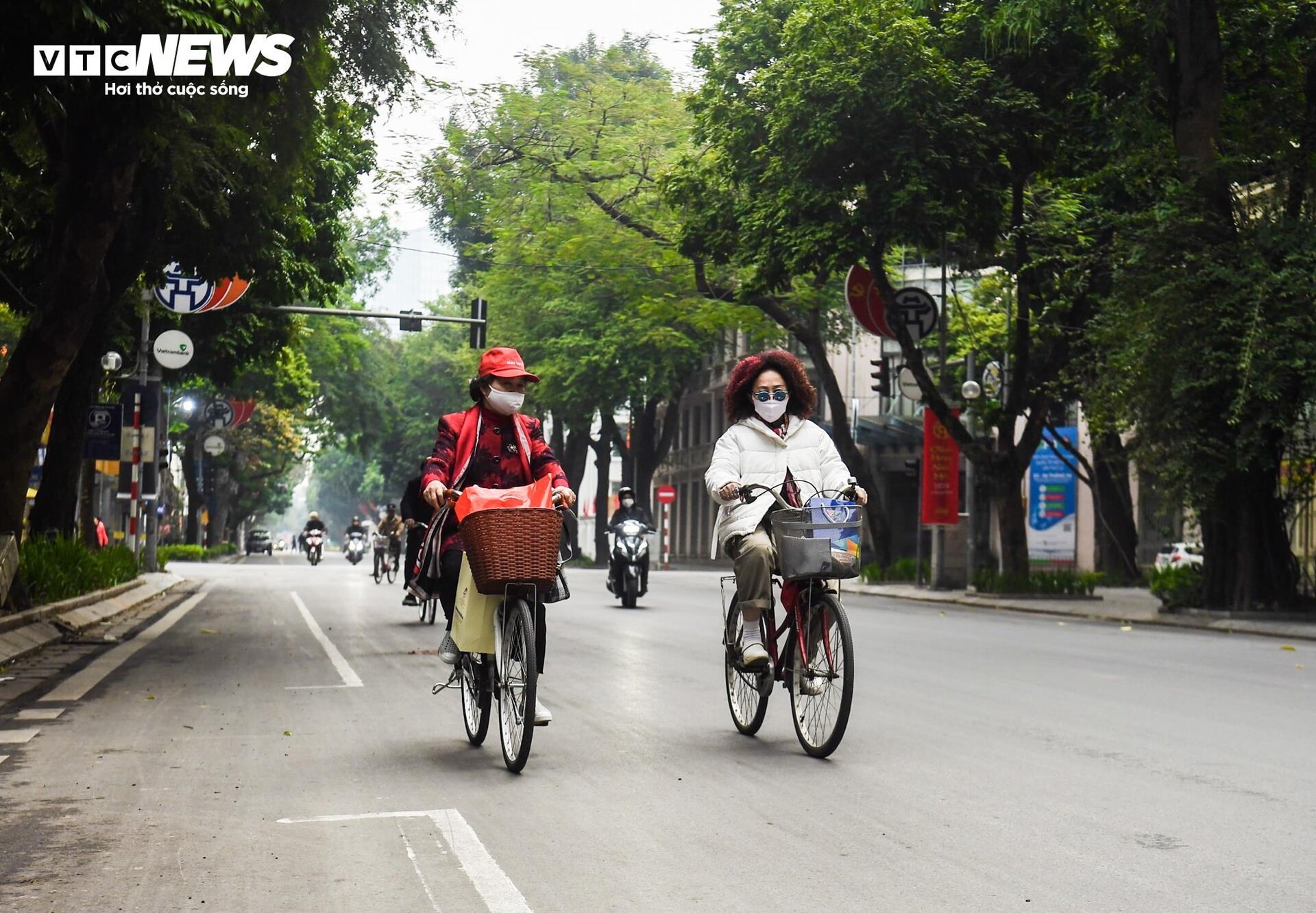 Hà Nội tĩnh lặng, yên bình trong sáng mùng 1 Tết Giáp Thìn 2024- Ảnh 4.