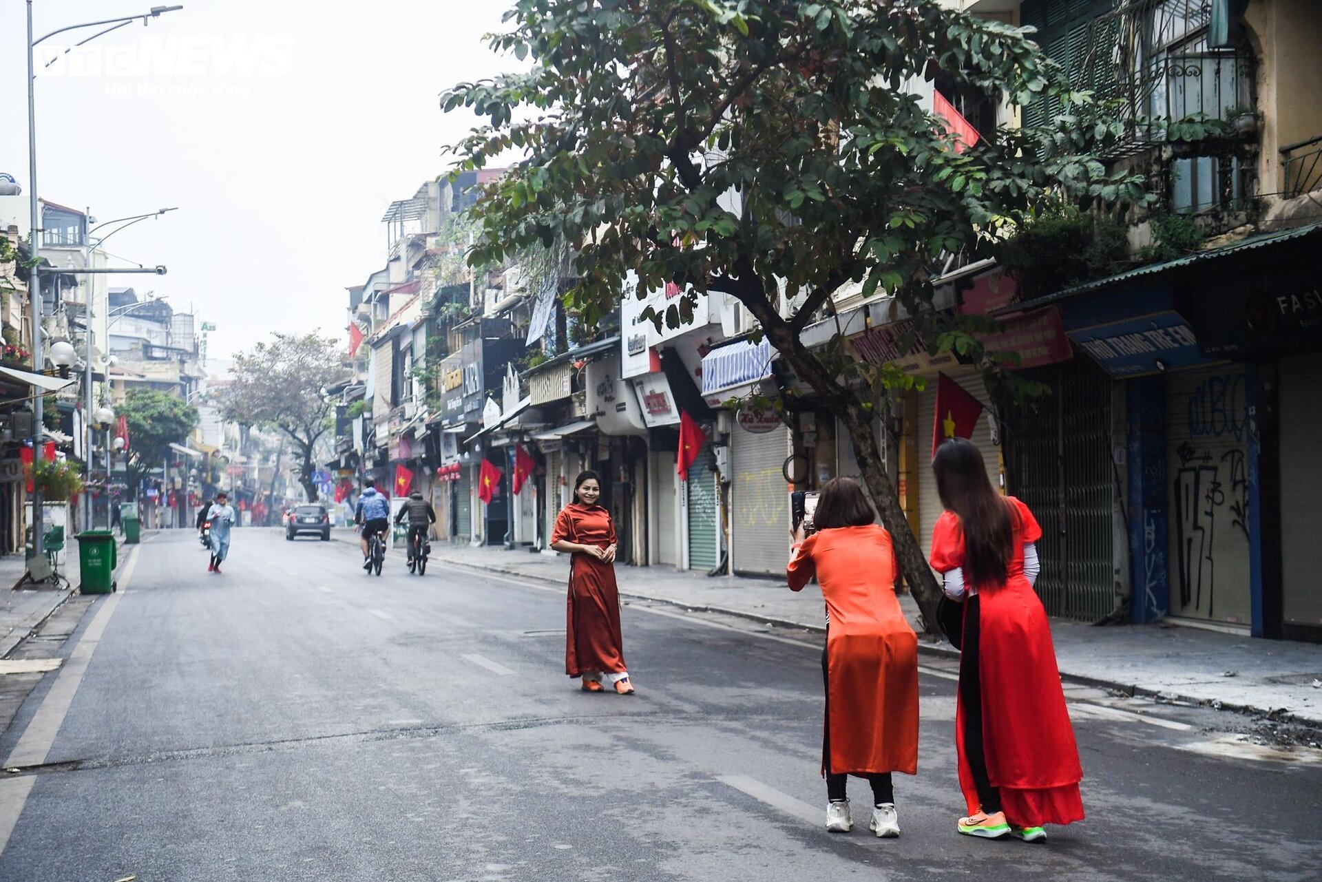 Hà Nội tĩnh lặng, yên bình trong sáng mùng 1 Tết Giáp Thìn 2024- Ảnh 11.