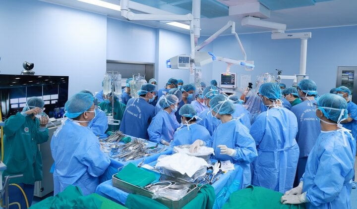 Hơn 150 y bác sĩ 'chạy đua' ghép tạng, hồi sinh nhiều cuộc đời ngày 30 Tết- Ảnh 1.