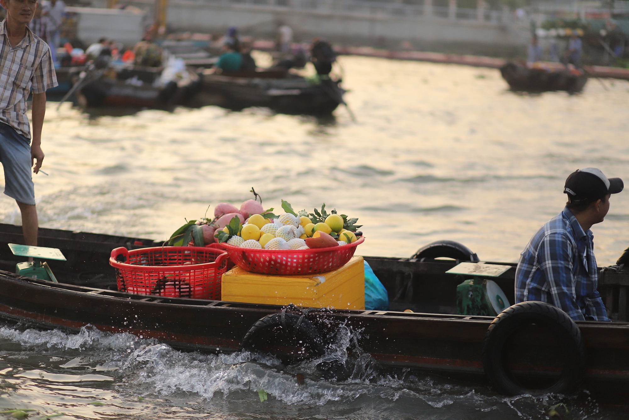 Khách Tây dậy sớm ăn bánh canh, uống cà phê trên chợ nổi, thích thú trải nghiệm không khí Tết miền Tây- Ảnh 10.