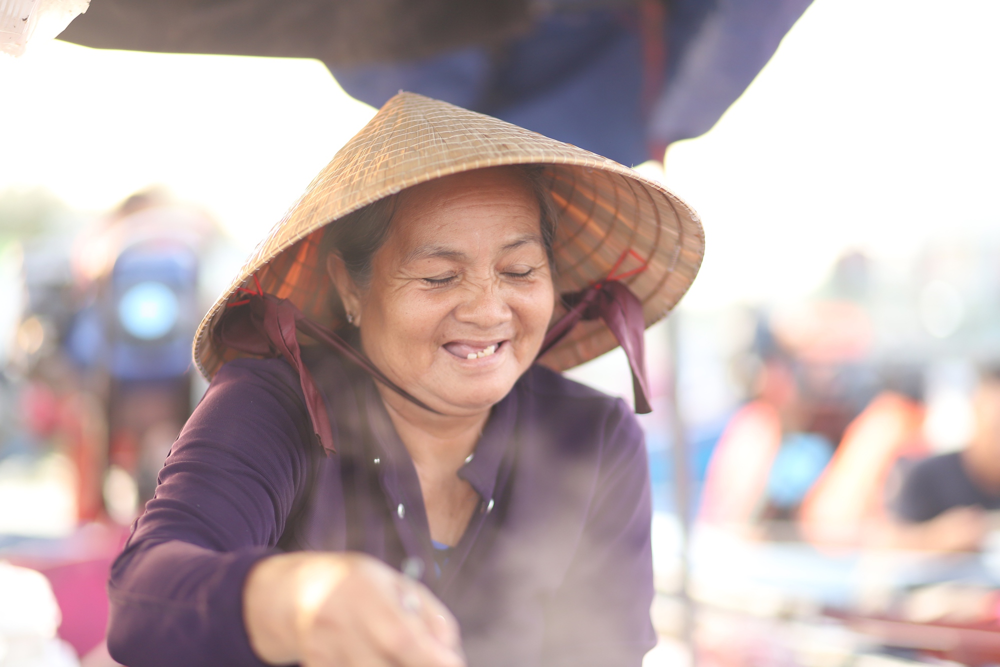 Khách Tây dậy sớm ăn bánh canh, uống cà phê trên chợ nổi, thích thú trải nghiệm không khí Tết miền Tây- Ảnh 13.