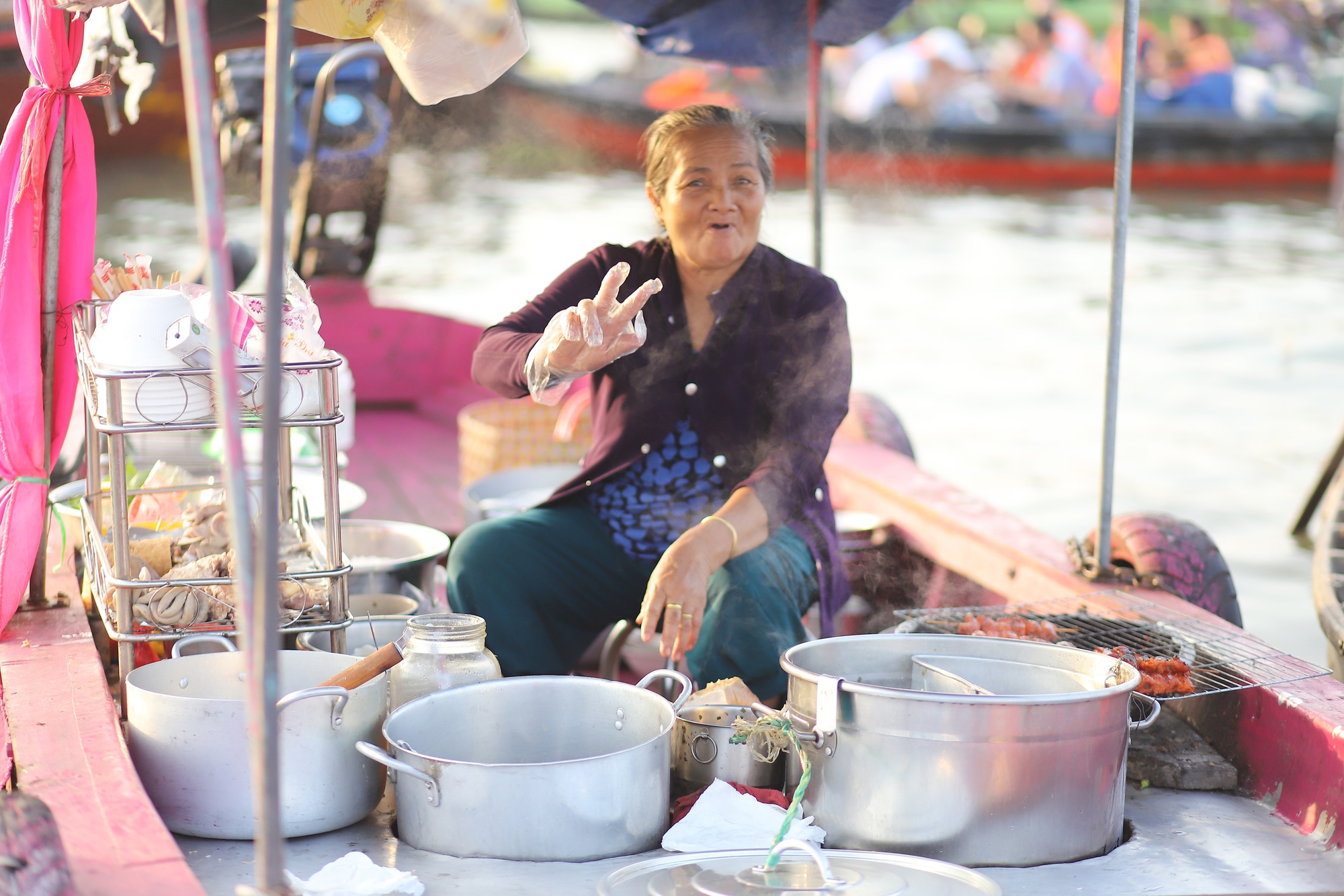 Khách Tây dậy sớm ăn bánh canh, uống cà phê trên chợ nổi, thích thú trải nghiệm không khí Tết miền Tây- Ảnh 5.