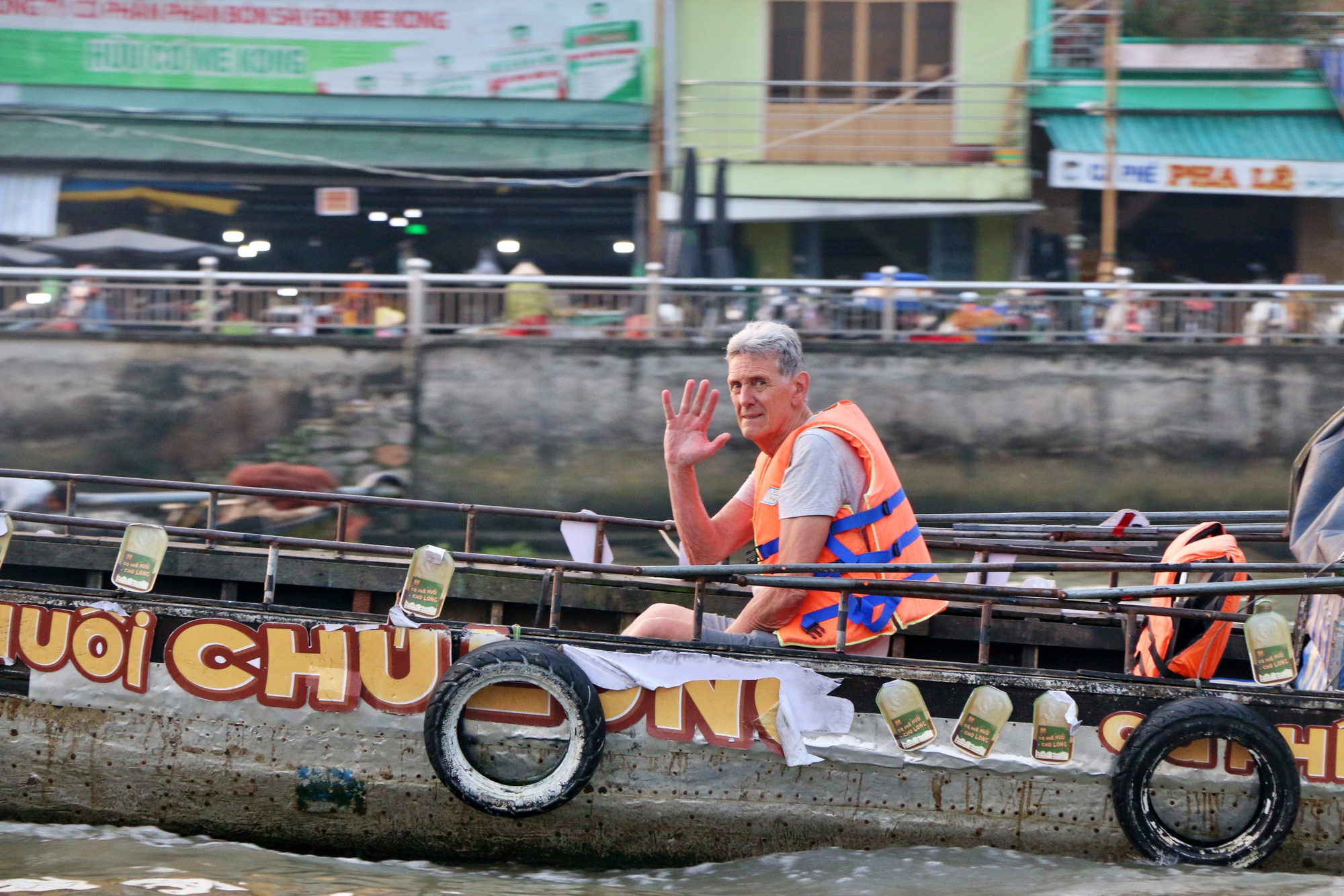 Khách Tây dậy sớm ăn bánh canh, uống cà phê trên chợ nổi, thích thú trải nghiệm không khí Tết miền Tây- Ảnh 8.