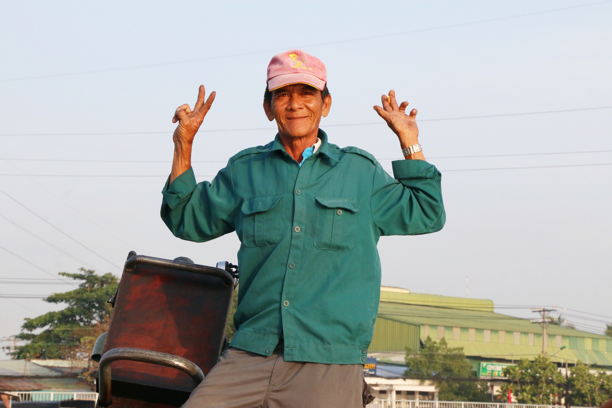 Khách Tây dậy sớm ăn bánh canh, uống cà phê trên chợ nổi, thích thú trải nghiệm không khí Tết miền Tây- Ảnh 9.