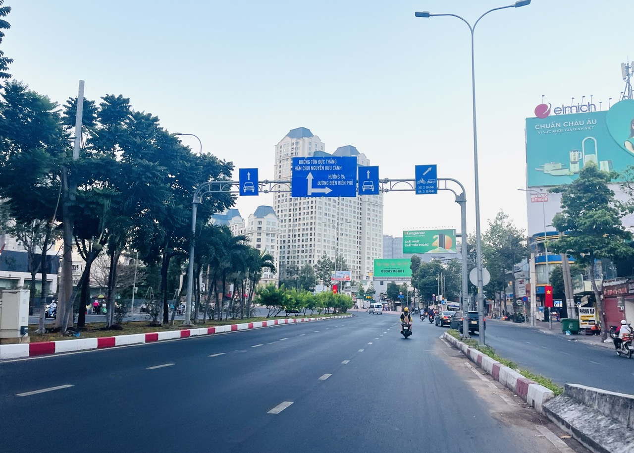 TP Hồ Chí Minh: Đường phố thanh vắng sáng mùng 1 Tết- Ảnh 2.