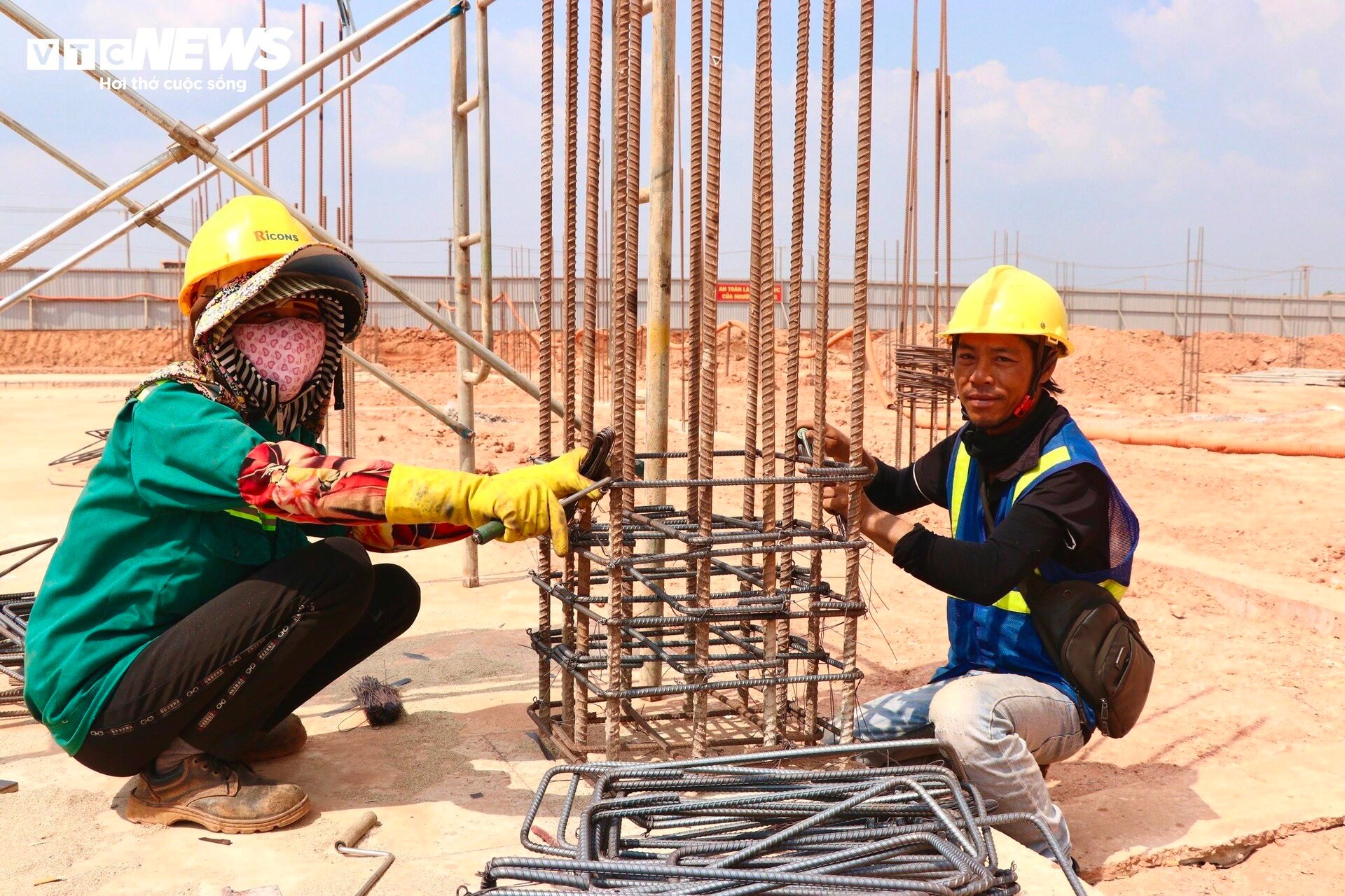 Chuyện trên công trường sân bay quốc tế Long Thành: 'Ra Tết ba má về nghen con'- Ảnh 2.