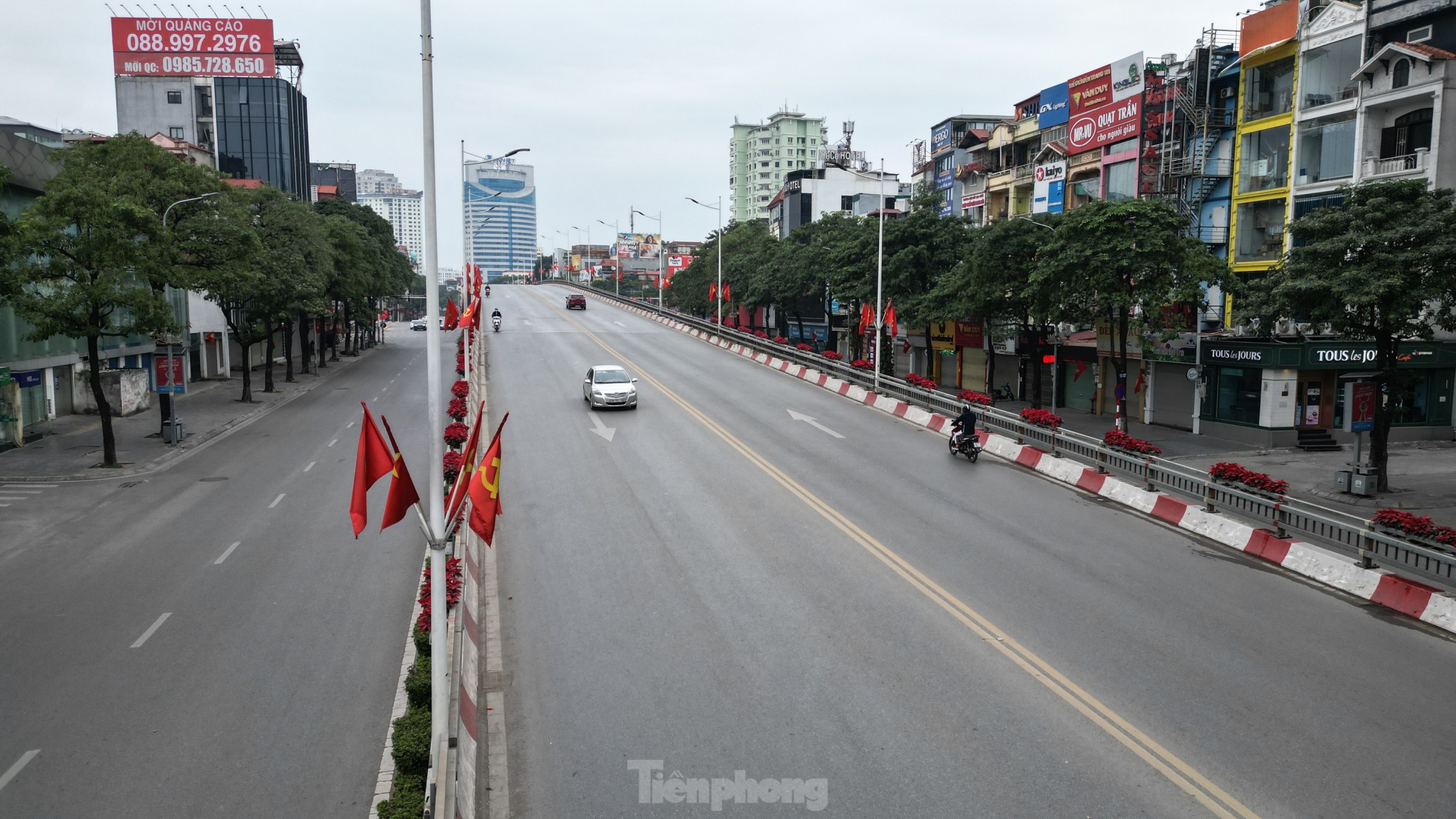 Thời gian vắng lặng hiếm hoi của các 'điểm đen' giao thông Hà Nội ngày mùng 1 Tết- Ảnh 7.