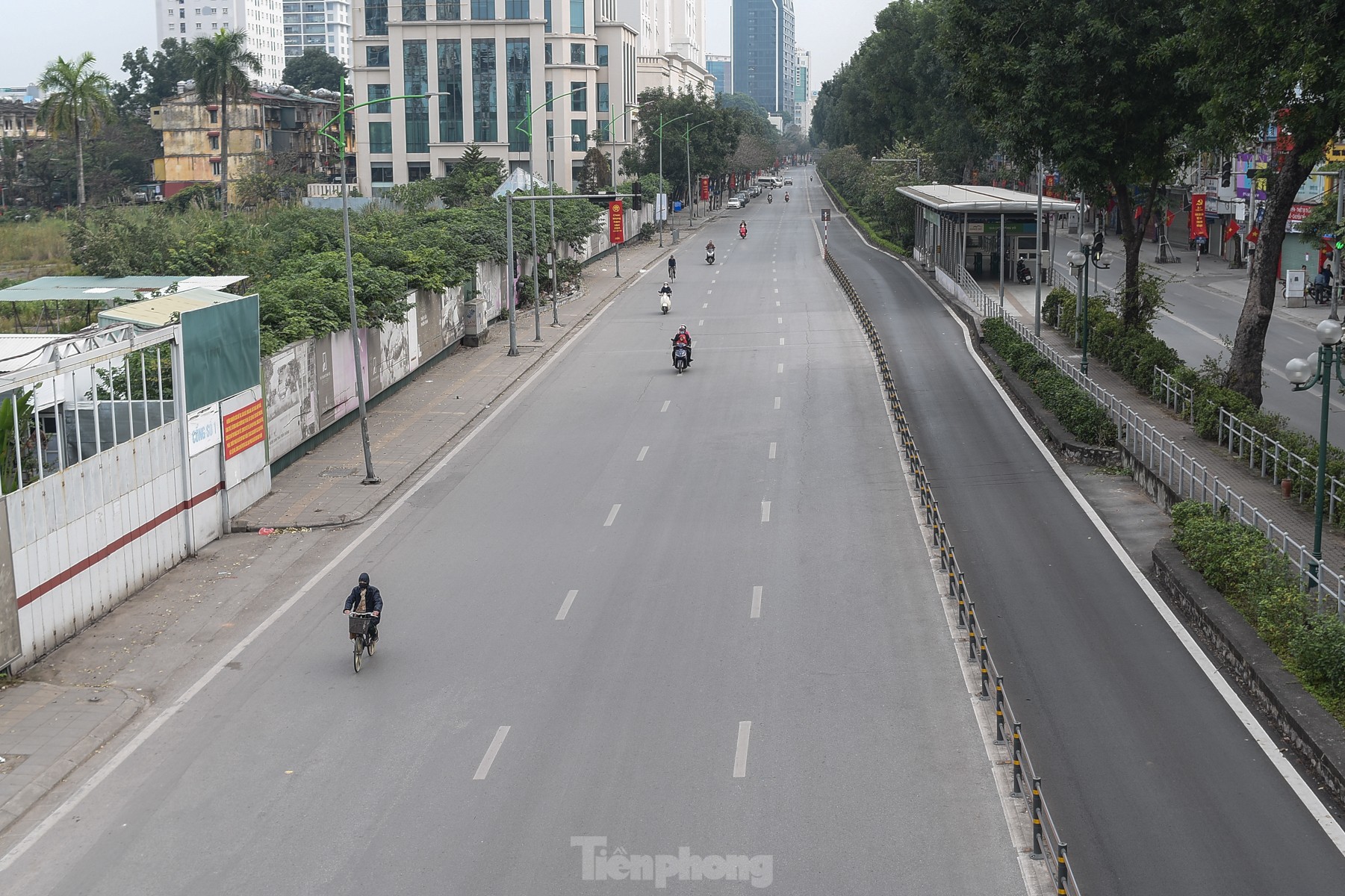 Thời gian vắng lặng hiếm hoi của các 'điểm đen' giao thông Hà Nội ngày mùng 1 Tết- Ảnh 9.