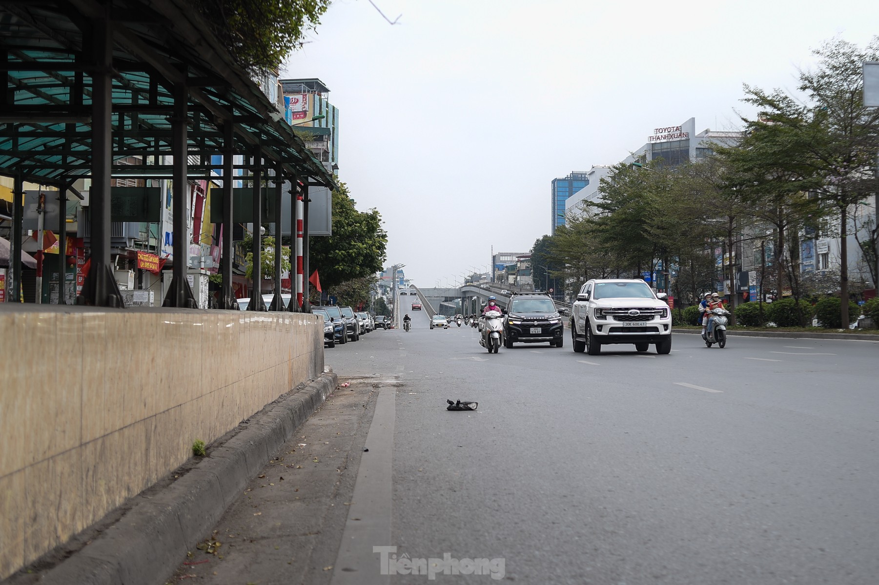 Thời gian vắng lặng hiếm hoi của các 'điểm đen' giao thông Hà Nội ngày mùng 1 Tết- Ảnh 3.