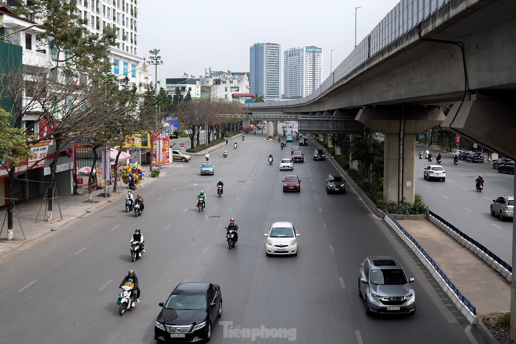 Thời gian vắng lặng hiếm hoi của các 'điểm đen' giao thông Hà Nội ngày mùng 1 Tết- Ảnh 5.