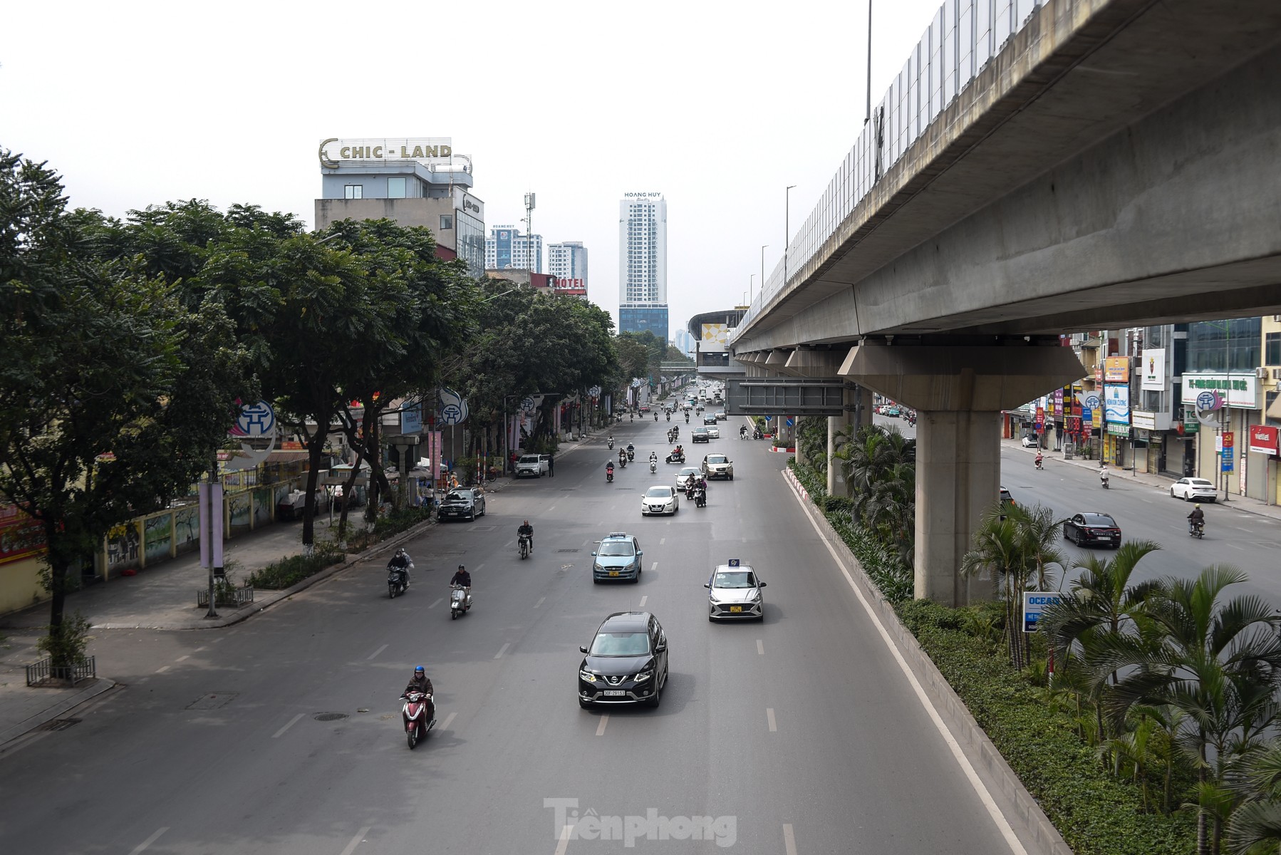 Thời gian vắng lặng hiếm hoi của các 'điểm đen' giao thông Hà Nội ngày mùng 1 Tết- Ảnh 4.