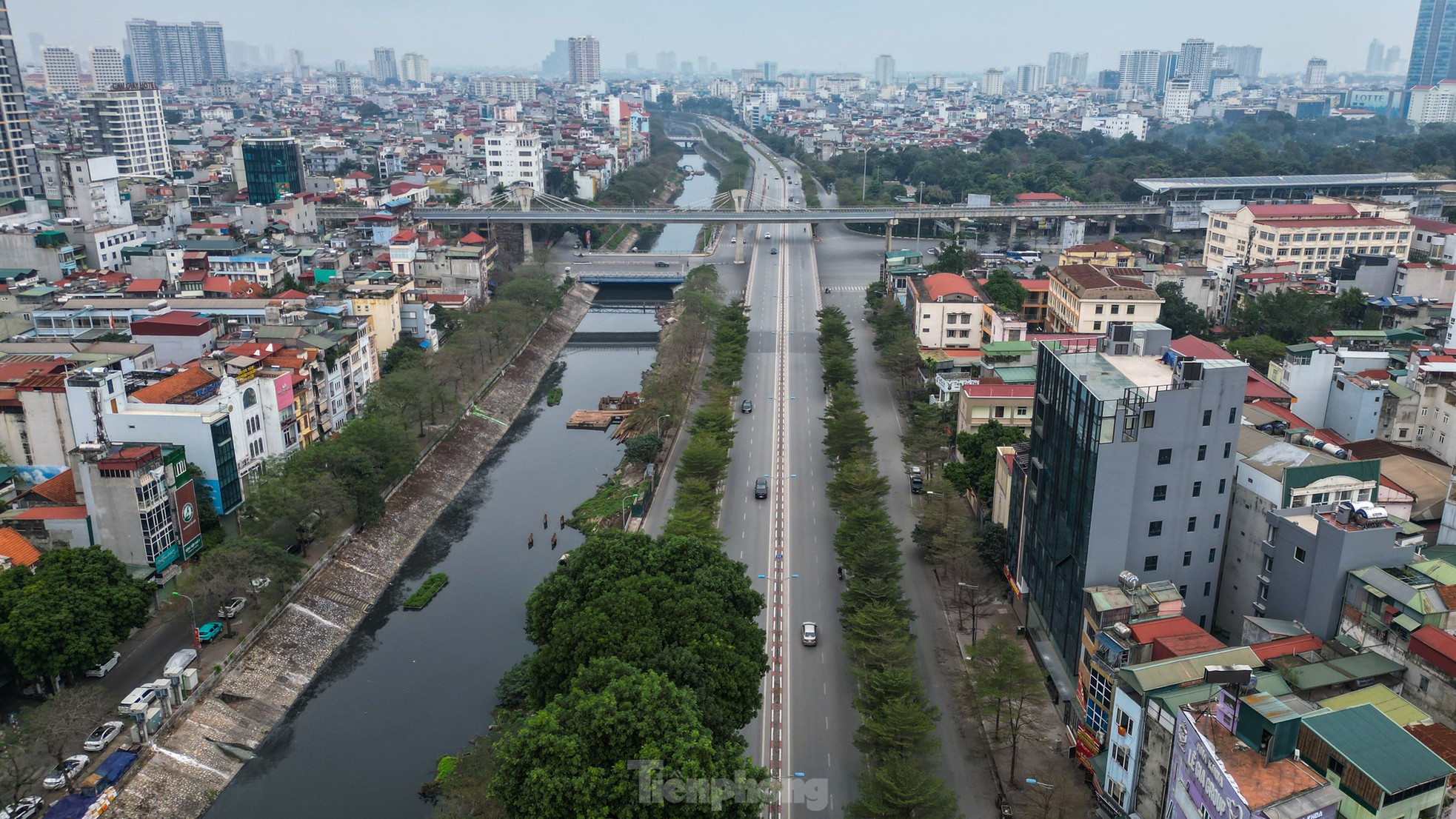 Thời gian vắng lặng hiếm hoi của các 'điểm đen' giao thông Hà Nội ngày mùng 1 Tết- Ảnh 1.