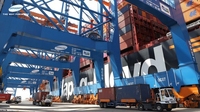 Siêu tàu container mang tên Thủ đô Việt Nam do hãng tàu Đức sở hữu: Thuộc lớp tàu lớn nhất thế giới tải trọng 225.000 tấn, chở lượng hàng hóa hàng tỷ đô chu du khắp trái đất- Ảnh 2.
