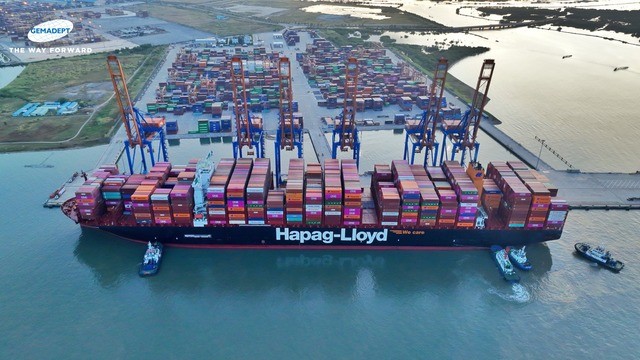 Siêu tàu container mang tên Thủ đô Việt Nam do hãng tàu Đức sở hữu: Thuộc lớp tàu lớn nhất thế giới tải trọng 225.000 tấn, chở lượng hàng hóa hàng tỷ đô chu du khắp trái đất- Ảnh 1.