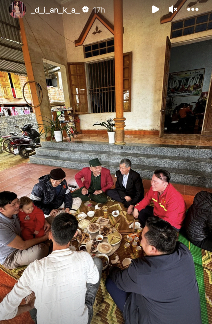 Không son phấn, vợ Tây của Tiến Dũng ghi điểm tuyệt đối khi về quê chồng ăn tết: Đăng toàn ảnh bố mẹ chồng, còn biết hát ru con- Ảnh 2.