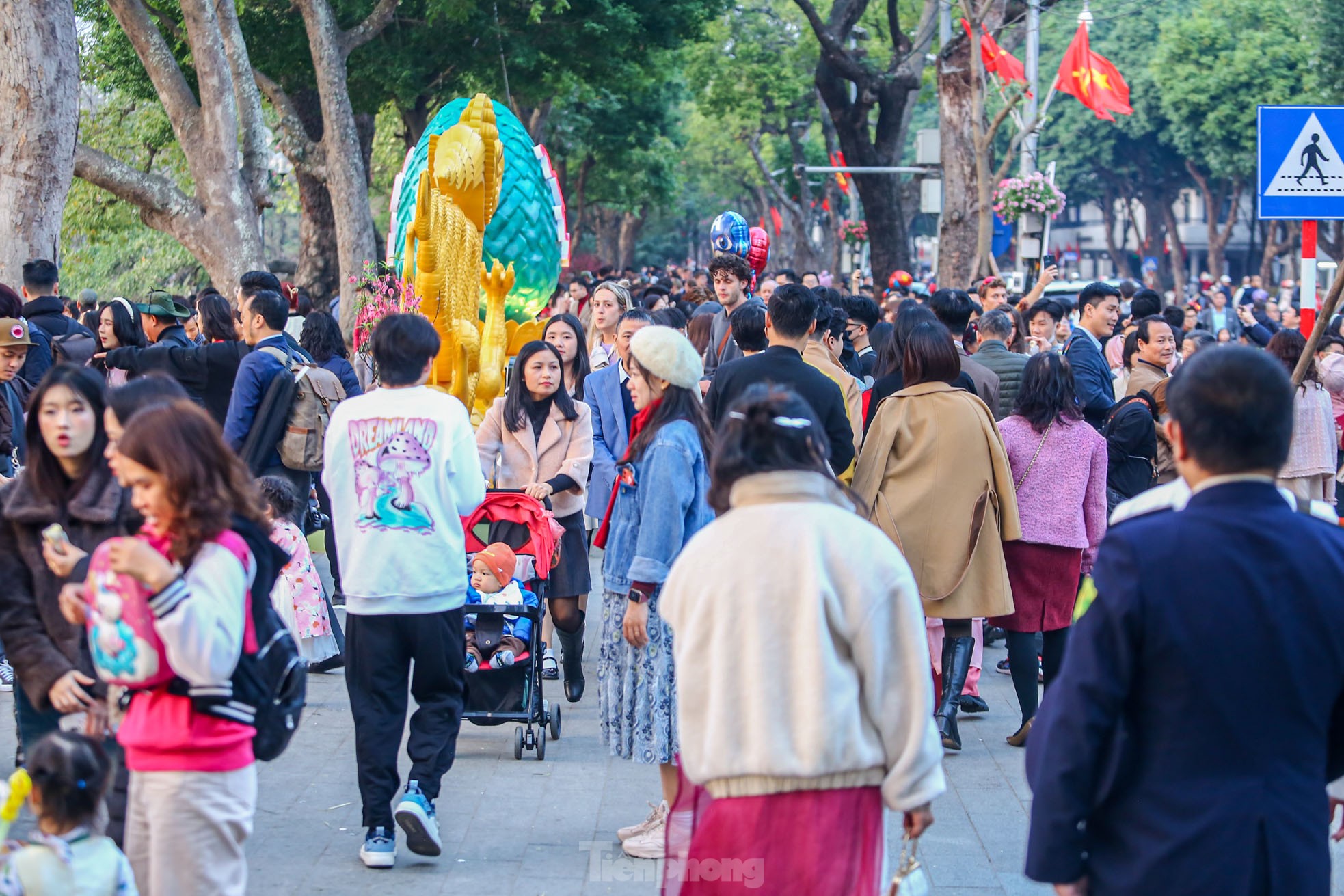 Hồ Gươm tấp nập người du xuân, linh vật rồng 'hút khách'- Ảnh 1.