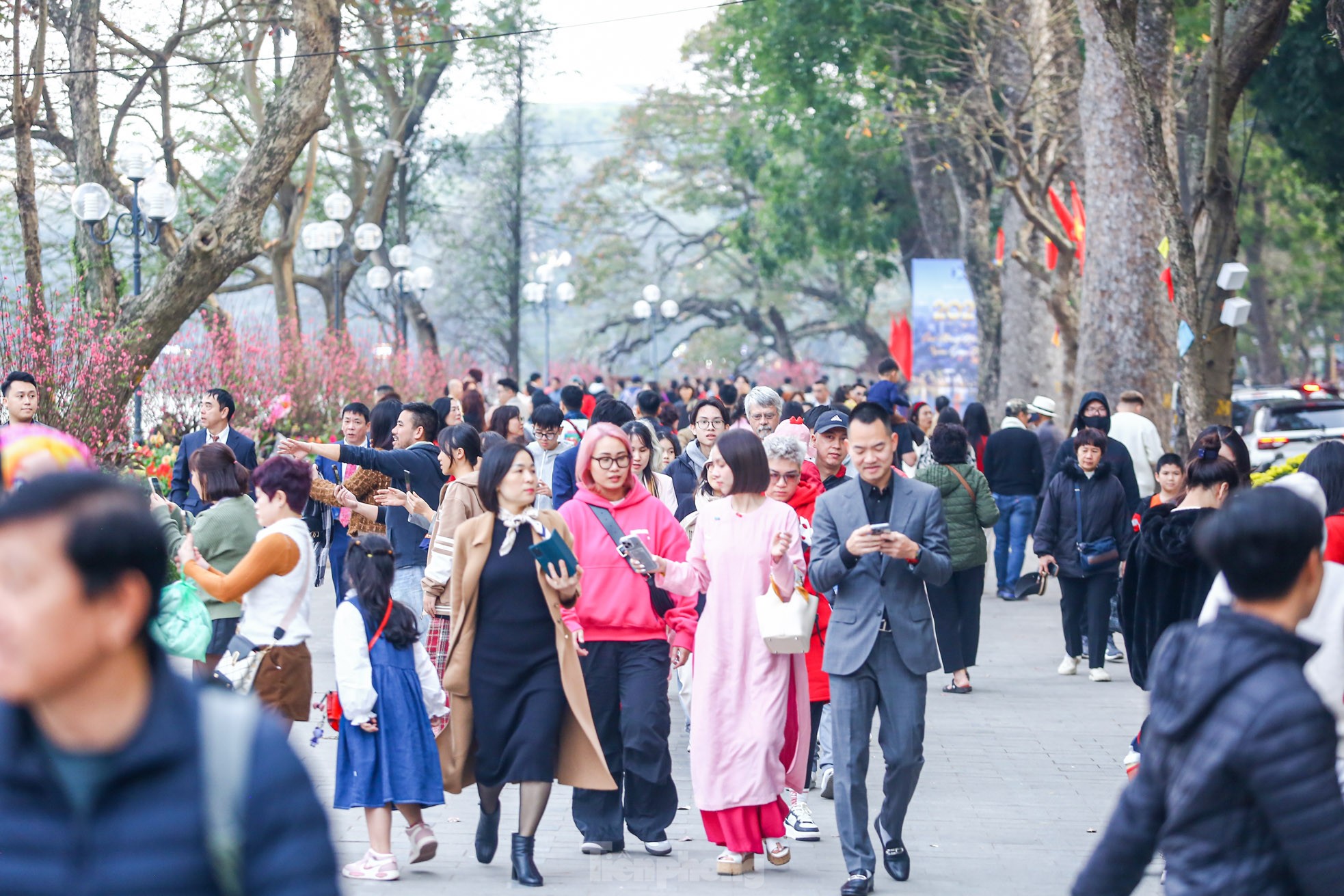 Hồ Gươm tấp nập người du xuân, linh vật rồng 'hút khách'- Ảnh 11.