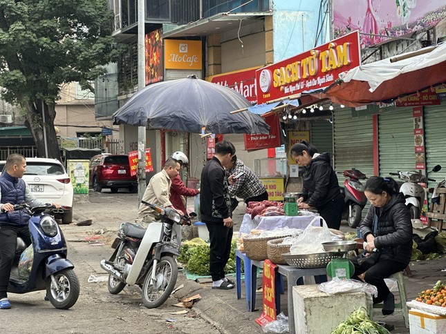 Mùng 2 Tết: Tiểu thương mở hàng, giá bún phở tăng gần gấp đôi- Ảnh 3.