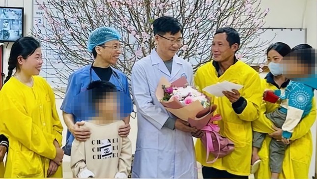 Khen thưởng các y, bác sĩ cứu sống 2 học sinh ở Thanh Hoá hôn mê sau khi ăn bim bim- Ảnh 1.