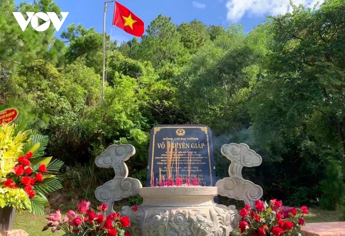 Dâng hương, viếng mộ Đại tướng Võ Nguyên Giáp đầu Xuân- Ảnh 1.
