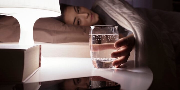 Uống nước ấm trước khi ngủ có tác dụng gì?- Ảnh 1.