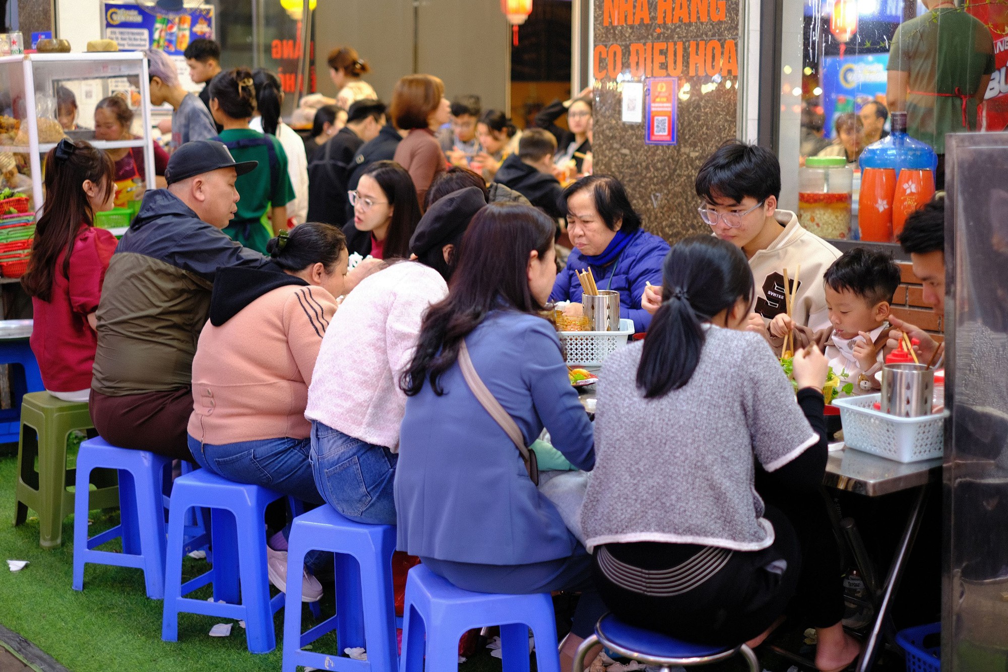 “Biển người” chen chân đi lễ Phủ Tây Hồ, nhiều hàng bánh tôm kiếm bộn tiền trong ngày Tết- Ảnh 9.