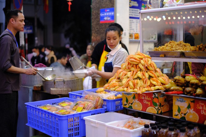 “Biển người” chen chân đi lễ Phủ Tây Hồ, nhiều hàng bánh tôm kiếm bộn tiền trong ngày Tết- Ảnh 8.